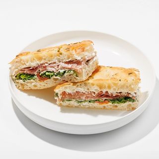 Focaccia cu prosciutto și cremă de trufe