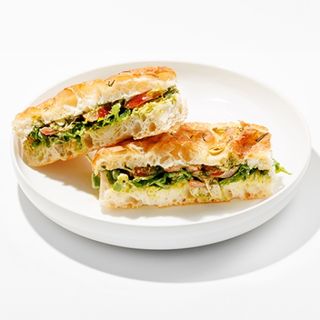 Focaccia cu mozzarella și sos pesto