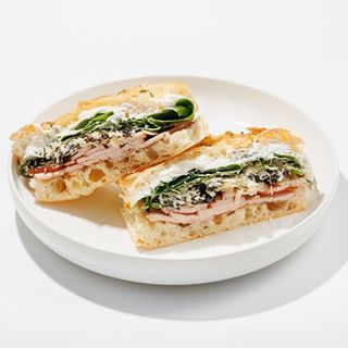 Focaccia cu pastramă de curcan și cremă de brînză