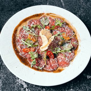 Carpaccio din vita maturată cu dressing din miere și trufe