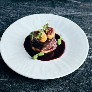 Muschulet de vita în sos demi-glace și visina cu cartofi copti