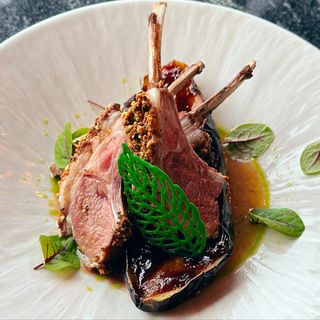 Cotlet de miel din Noua Zeelanda cu crustă de fistic și vanata picanta