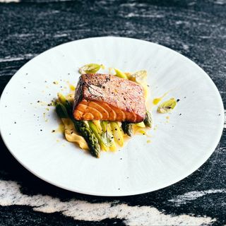 Somon cu sparanghel și sos olandez