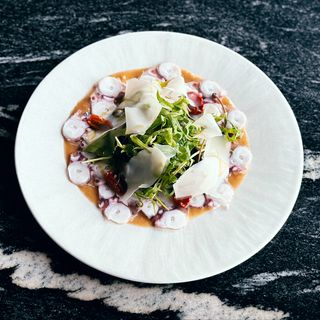 Carpaccio de caracatiță cu pasta din nuci fermentate