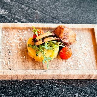 Cotlet de vițel cu cartofi mediteraneeni