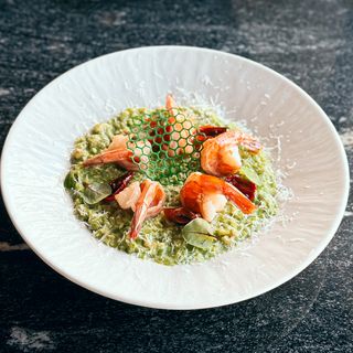 Risotto verde cu creveți și sos pesto