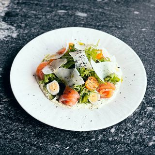 Salată cu somon afumat și sos hiashi