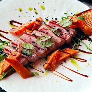 Tataki de ton cu cartof dulce și roșii cherry uscate