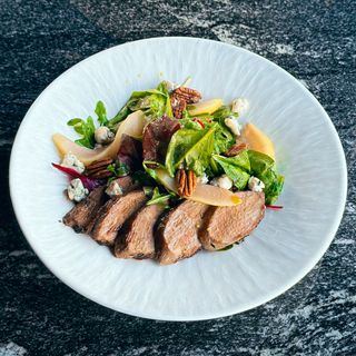 Salată cu piept de rata, pere si gorgonzola