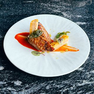 Fileu de curcan cu sos din ardei copt, spanac si porumb copt