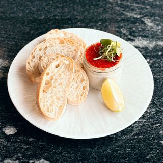 Pate din macrou afumat și caviar tobiko