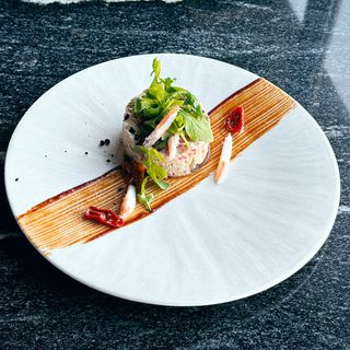 Salată cu carne de crab și avocado