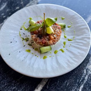 Tartar din somon cu phila pesto