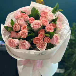 Buchet din trandafiri clasici si crenguta