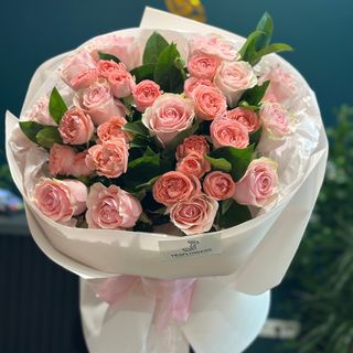 Buchet din trandafiri clasici si crenguta