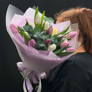 Buchet din lalele alb-mov