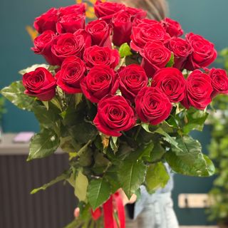 25 trandafiri rosii 90 cm 