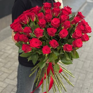 51 trandafiri rosii (60-70 cm)