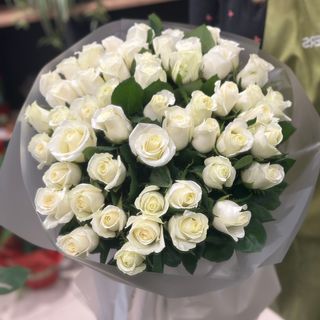 51 trandafiri albi (40-50 cm)