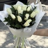 15 trandafiri albi cu verdeata