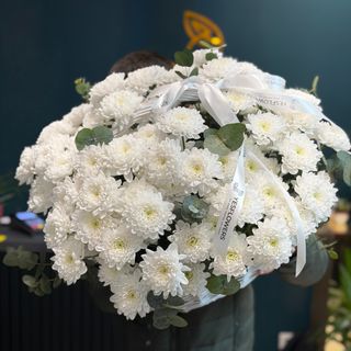 Cos cu crizanteme albe