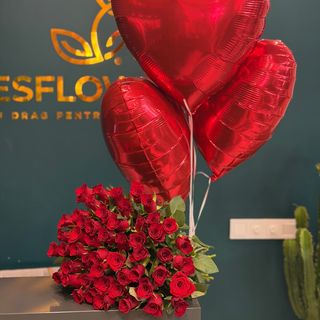 51 trandafiri rosii (40-50 cm) cu 3 inimi rosii