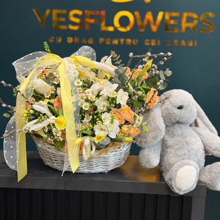 Cos cu flori si iepuras