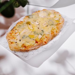 Pinsa Quattro Formaggi