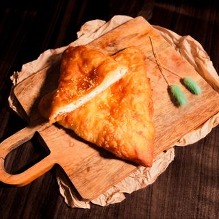 Plăcintă cu brânză și verdeață