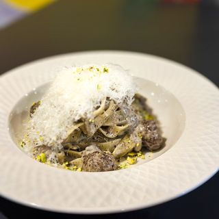 Linguine tartufo con salsicce 