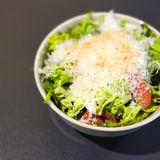 Salata cu pesto și parmezan