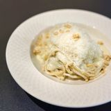 Spaghetti quattro formaggi cu cașcaval de capră și semințe de pin