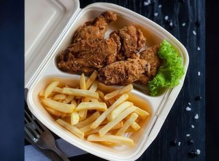 Aripi si cartofi pai si bautura la alerege