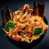Wok udon cu fructe de mare 