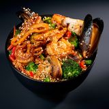 Wok orez cu fructe de mare