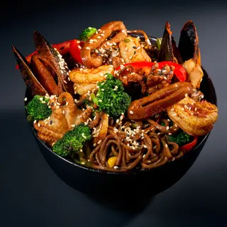 Wok soba cu fructe de mare 