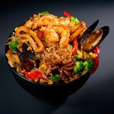 Wok funchoza cu fructe de mare 