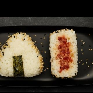 Onigiri cu tuna