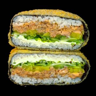 Sushi burger cu somon prăjit