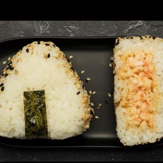 Onigiri cu creveți