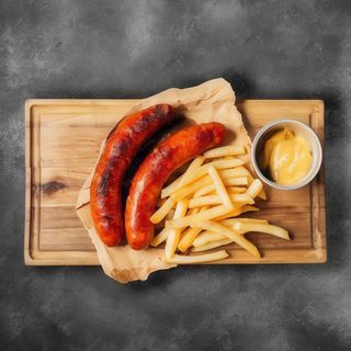 Cârnați de porc prăjiți și cartofi pai