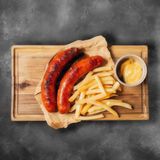 Cârnați de pui prăjiți și cartofi pai