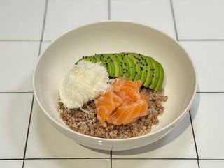 Bol cu hrisca cu ulei de trufe somon sau creveti