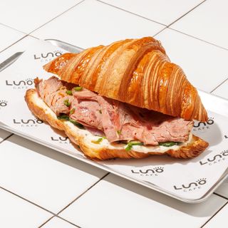 Croissant cu roast beef