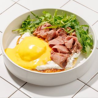 Dranik cu roast beef si oua benedict