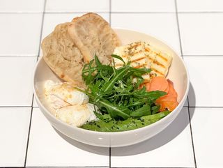 Mic dejun cu somon afumat