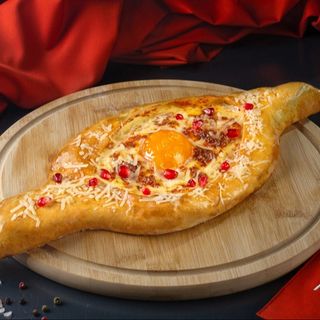 Khachapuri sub fulgi de Parmigiano