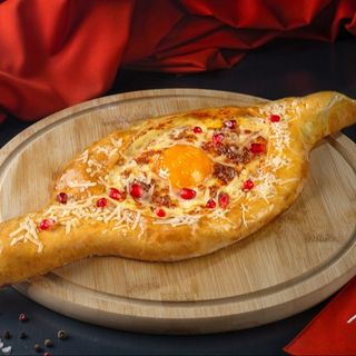 Khachapuri sub fulgi de Parmigiano