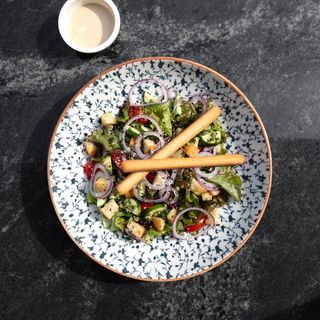 Salată de vară cu roșii și castraveți