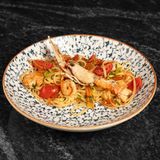 Linguine cu creveți, legume și icre roșii